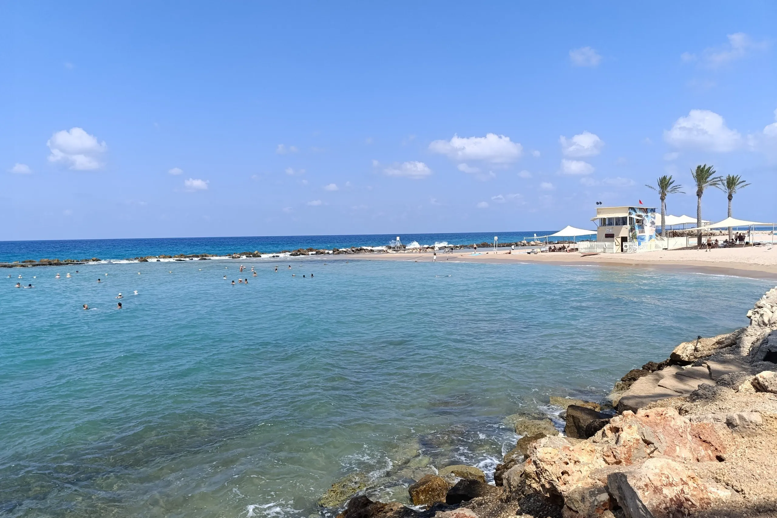 נהרייה, חוף הים